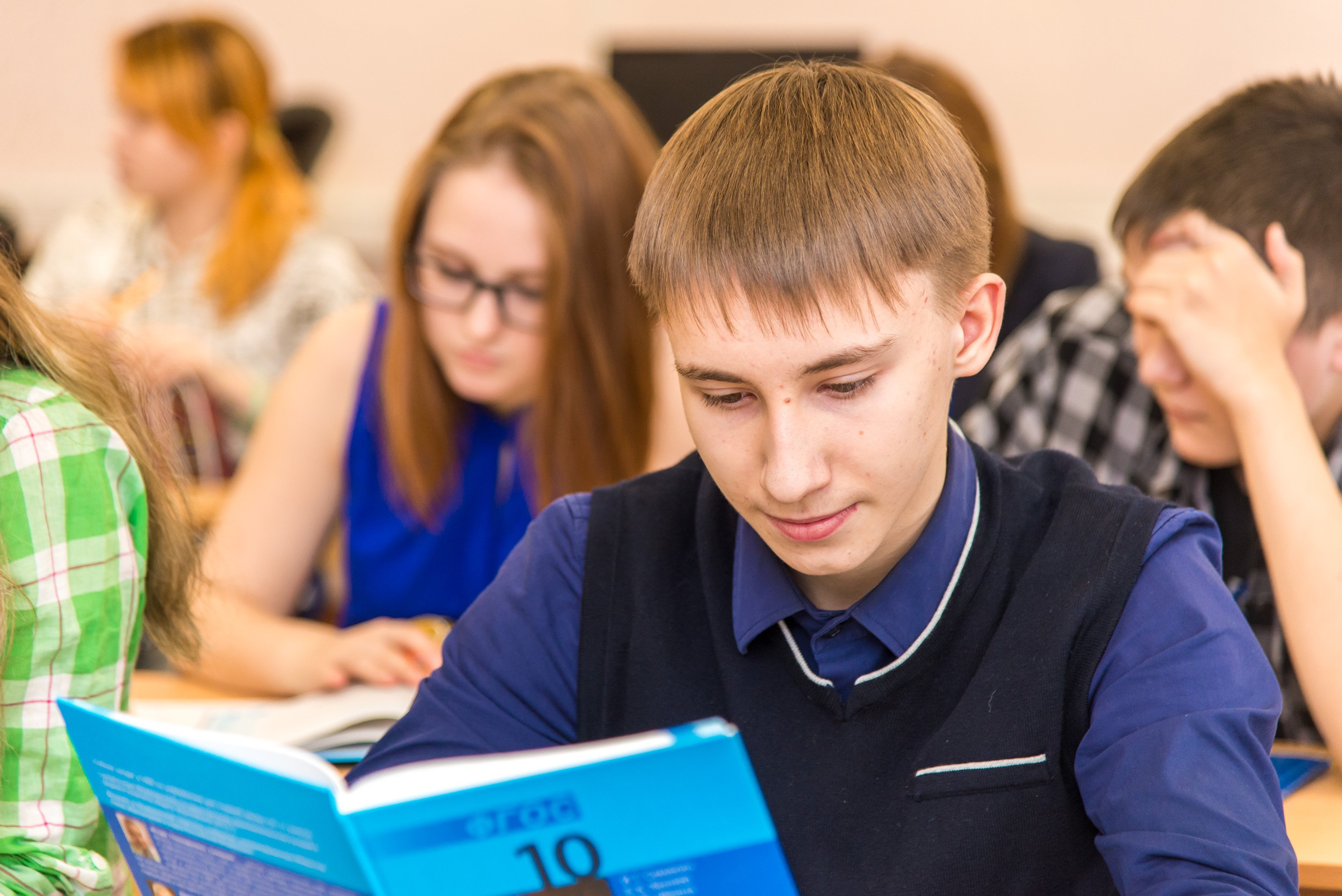 Обеспечение учебниками учащихся средних и старших классов.